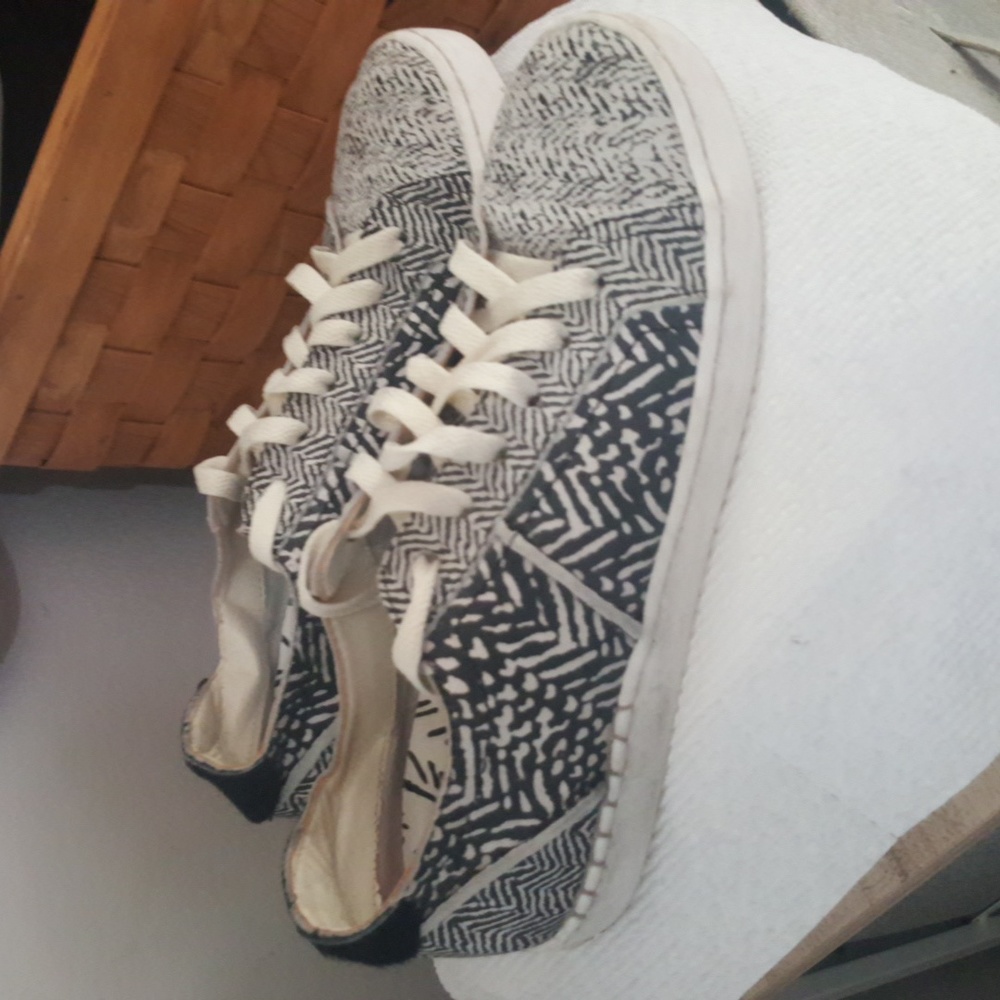 DOLCE VITA SNEAKERS Womens/Girls size 7